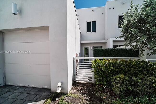 Building Photo - 10447 NW 66th St