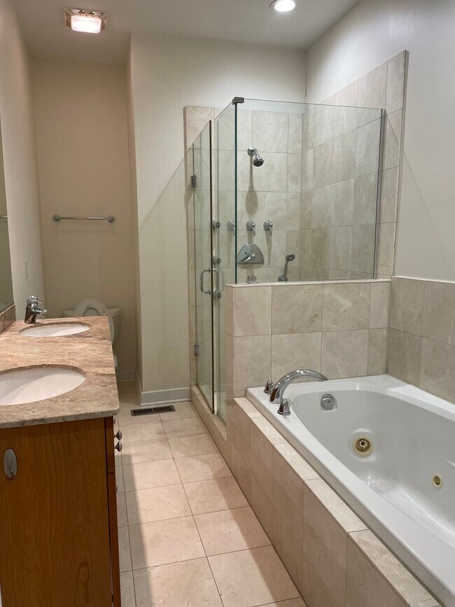 Building Photo - 1024 N Honore St