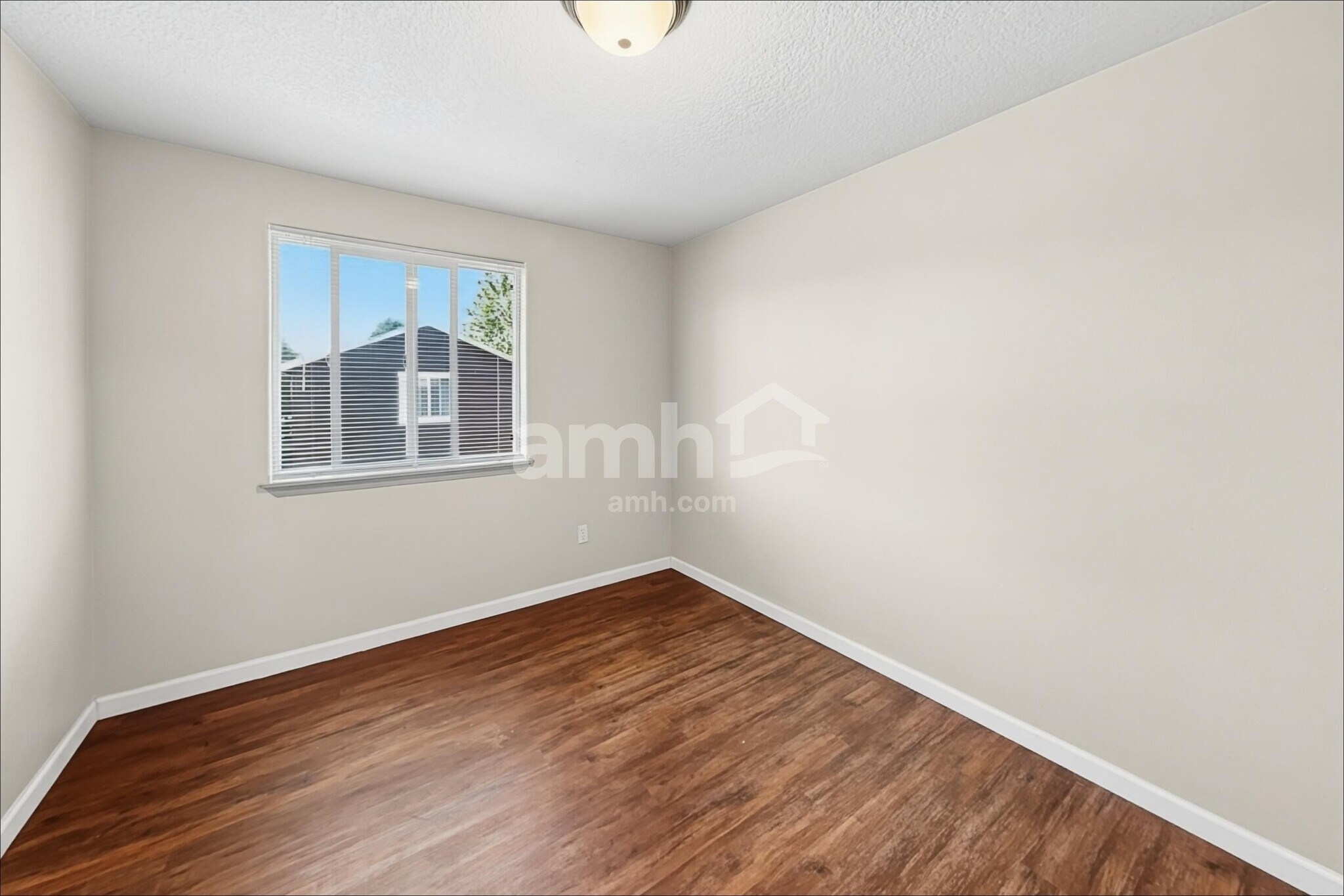 Building Photo - 2144 E 3rd St