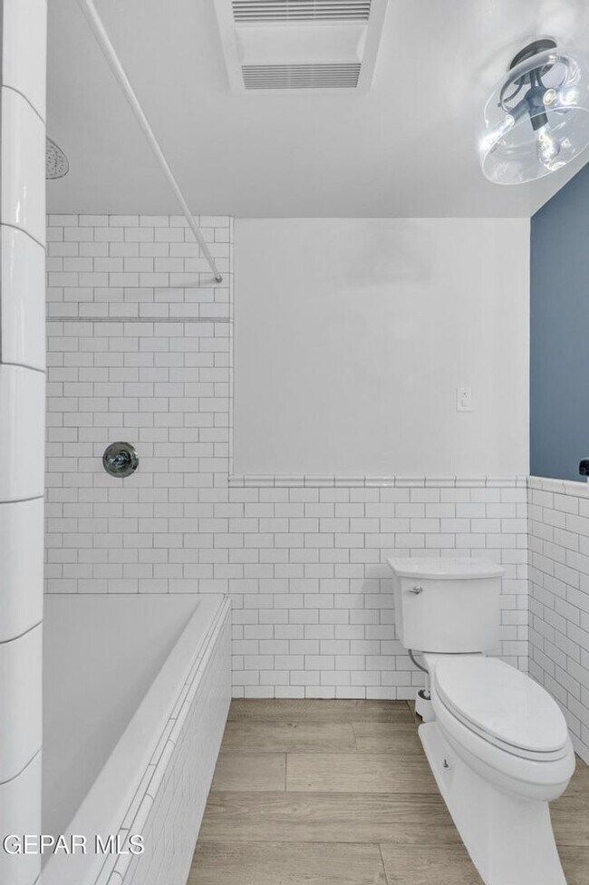 Building Photo - Come to check this beautiful house 4 bedrooms, possible 5th bed and 3 baths.