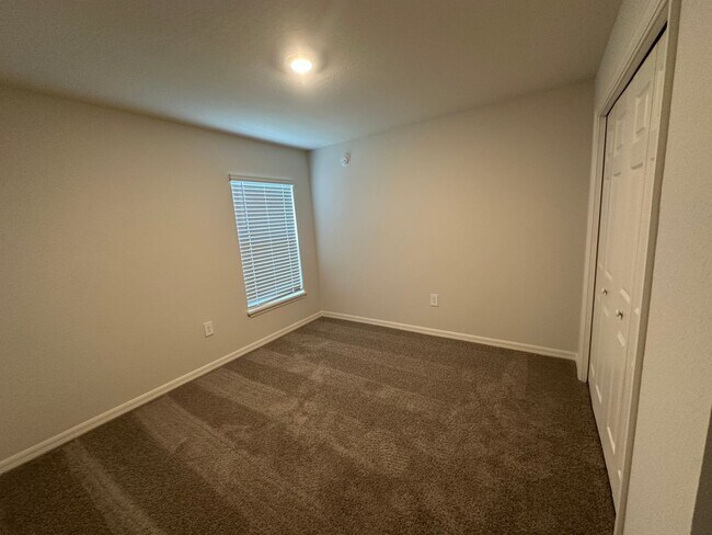 Building Photo - 4 Bedroom 2 Bathroom in Winter Haven
