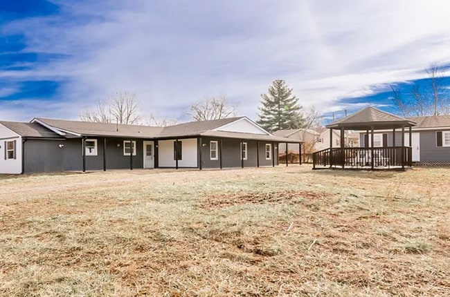 Building Photo - Huge Renovated Home in Rolling Hills!