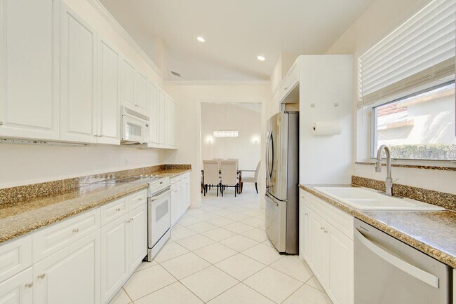 Building Photo - 6646 Oakmont Way