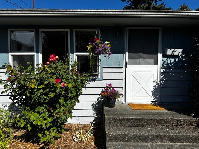 Building Photo - 4226 27th Ave W