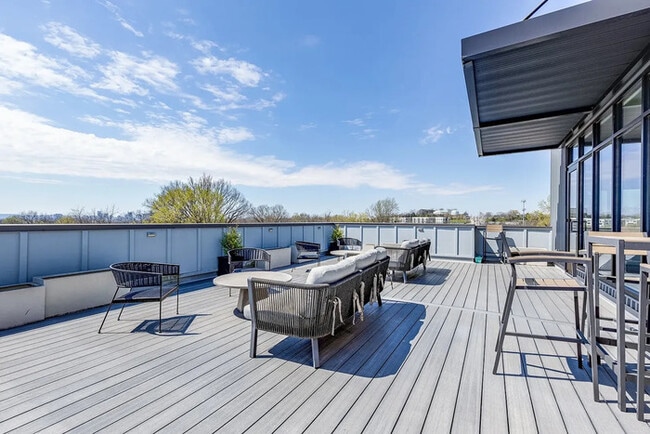 Building Photo - Stylish Updated Apartment Minutes from Downtown