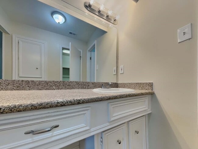Building Photo - 11639 Idlebrook Dr