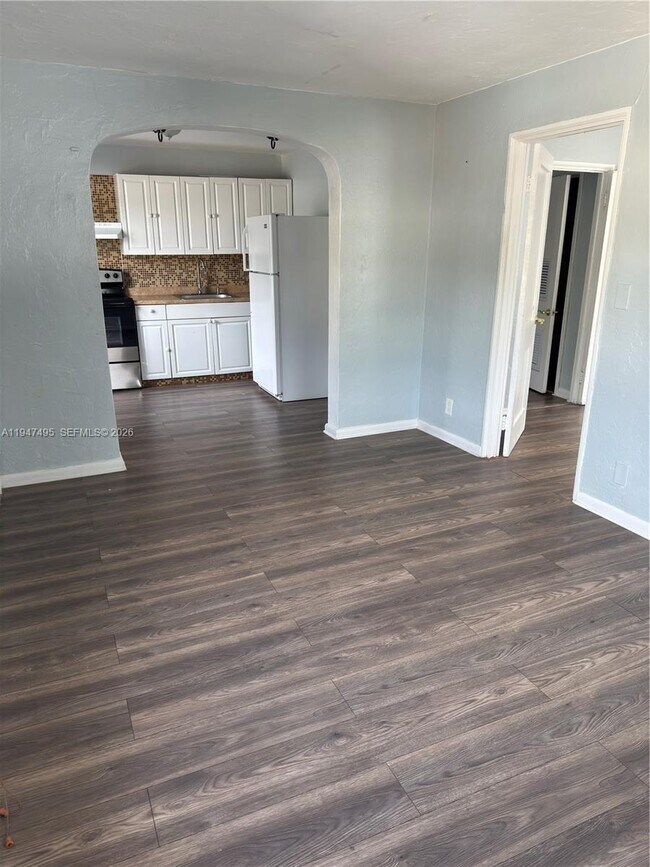 Building Photo - 921 N 17th Ct