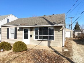 Building Photo - 2 Bedroom, 1 Bath Home Available in Peoria...