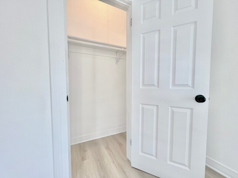 Building Photo - 707 W 48th St