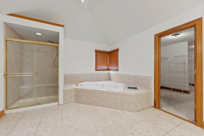 Building Photo - 552 Waters Edge Dr