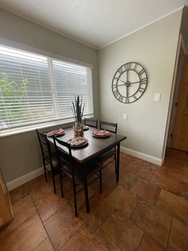 Building Photo - Spacious 5 Bedroom House in Salt Lake