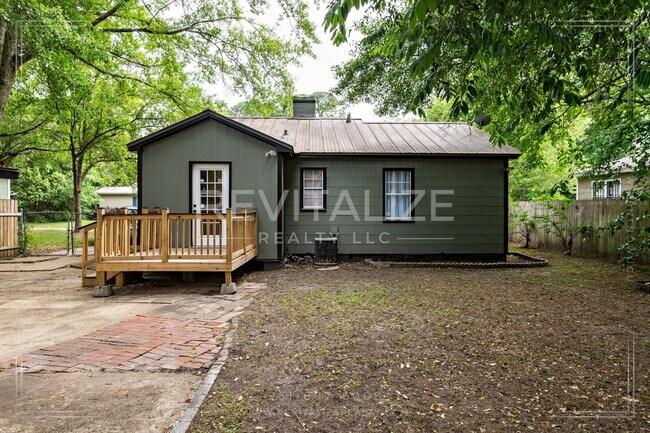 Building Photo - HALF-OFF DEPOSIT SPECIAL! Furnished 2 Bedr...