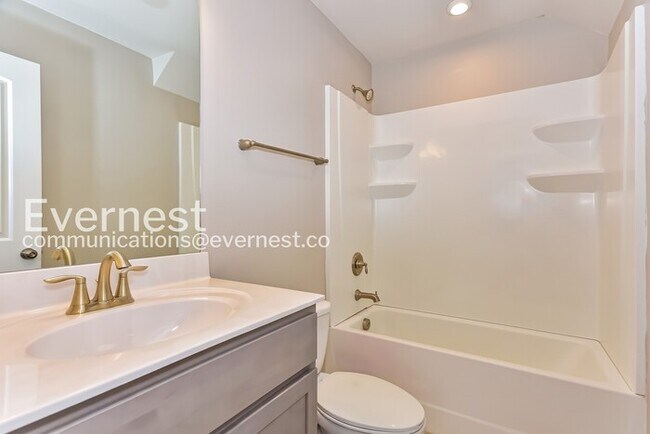 Building Photo - Limited Time Special Offer / 3 Bed/3 Bath Town Home with Garage / Pet-Friendly / Vouchers Accepte...