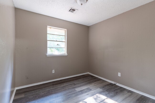 Building Photo - Spacious 5-Bedroom Home Near Tinker AFB an...