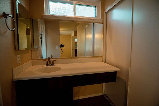 Building Photo - Spacious 4 Bed / 2 Bath Pool Home in Prime Corona Location!