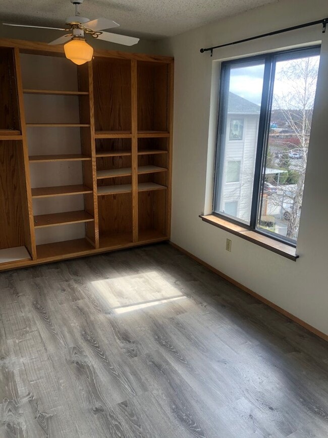 Building Photo - 2 Bed/1 Bath, 1000 SqFt, Utilities Pd, Fireplace, Vaulted Ceilings, More!