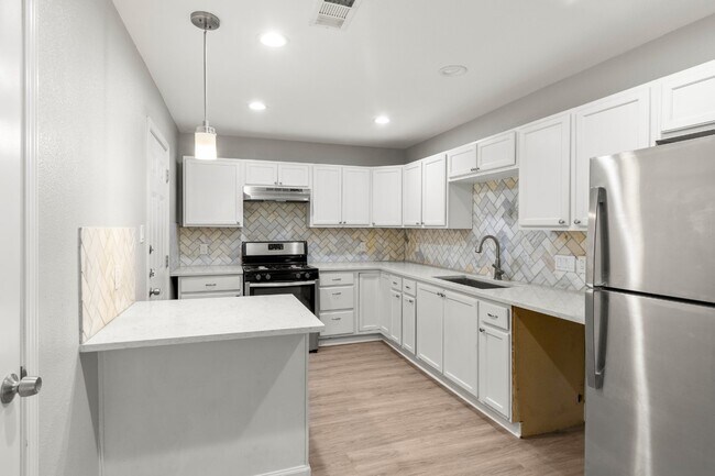 Building Photo - 2308 Devonshire Dr