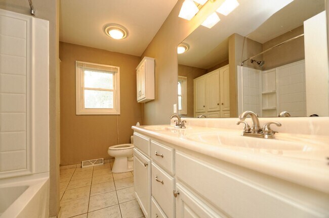 Building Photo - 4 Bedroom / 2 Bath Home Available Now!