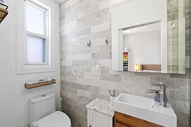 Building Photo - 406 Madison St