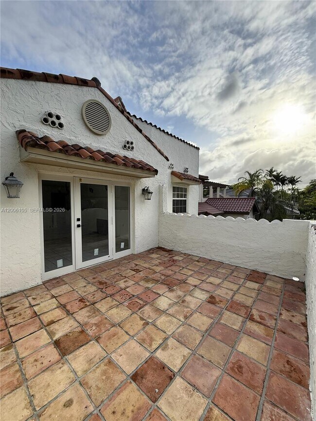 Building Photo - 502 Madeira Ave