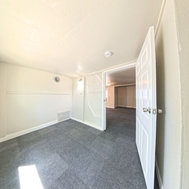 Building Photo - 2938 E Euclid Ave