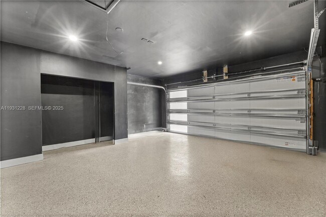 Building Photo - 16859 Crestview Ln