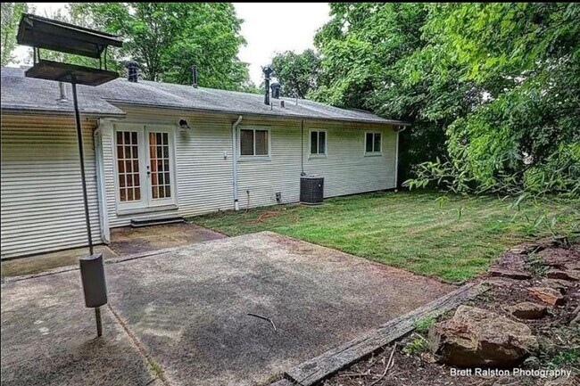 Building Photo - Available August 1st!  3-Bedroom, 1-Bathroom Home, Near Downtown Fayetteville