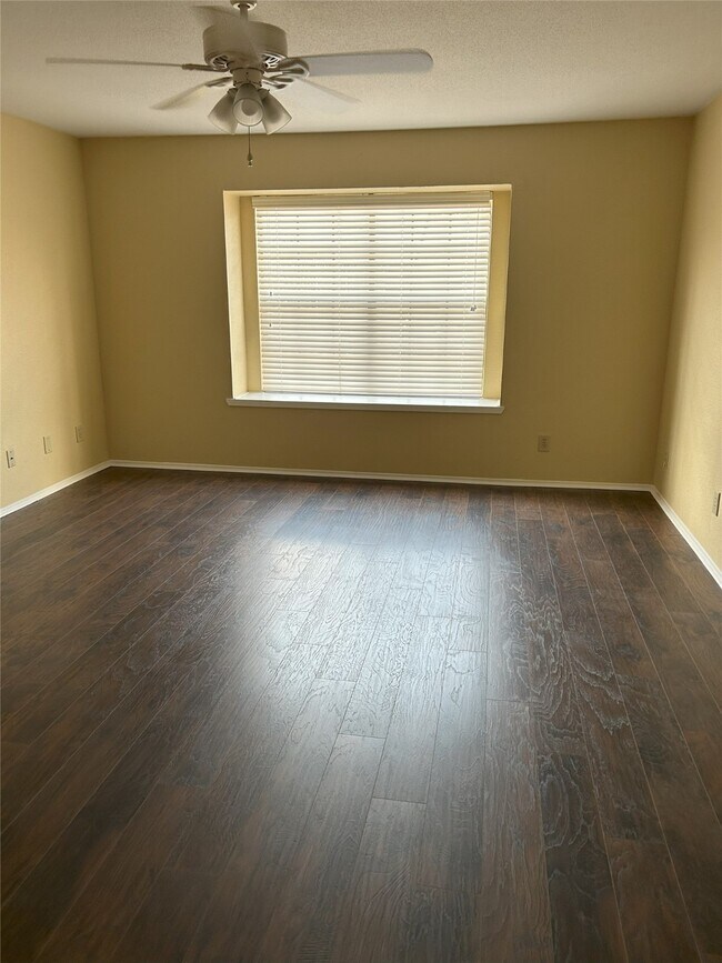 Building Photo - 4444 N Victory Dr
