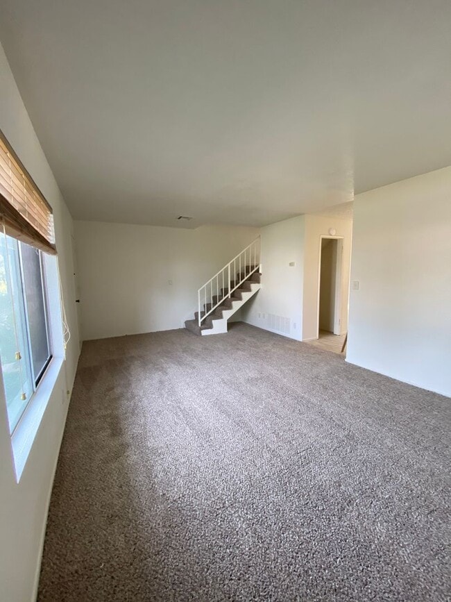 Building Photo - 3 bed, 2 1/2 bath two story townhome in Th...