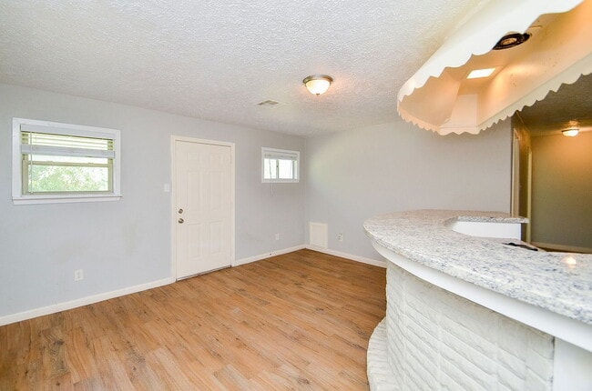 Building Photo - 5405 Southlea St