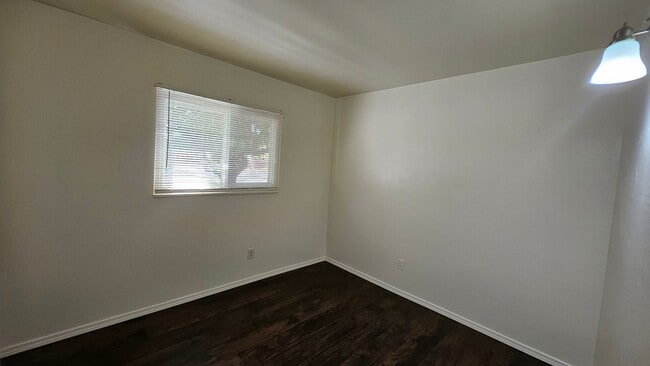 Building Photo - 3 Bed 2 Bath