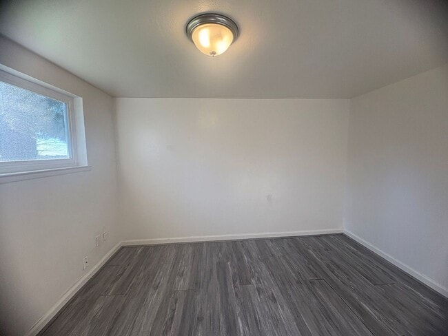 Building Photo - Move In Special  1st Month Free