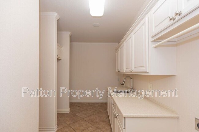 Building Photo - 6910 Logan Pl