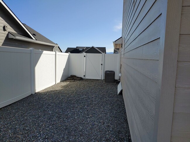 Building Photo - Beautiful New Home in Post Falls-Dog Friendly