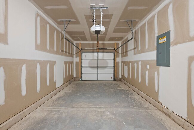 Building Photo - 2058 Gln Xing Dr