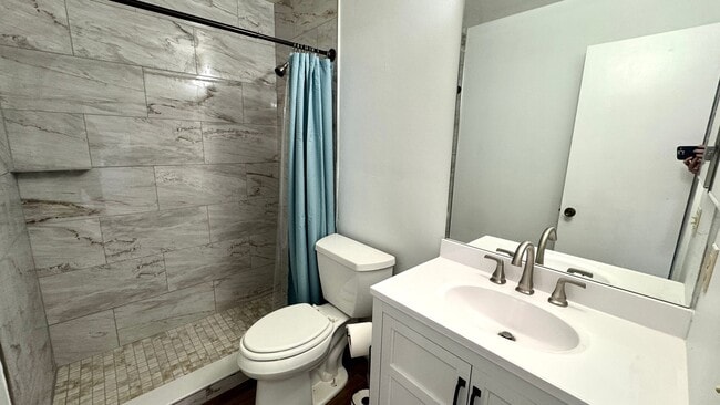Building Photo - Move In Ready Condo in Woodside Villas
