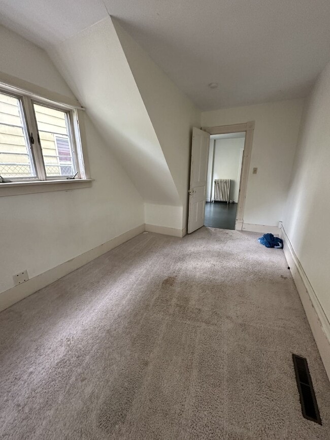 Building Photo - Exciting 4 Bed 1 Bath close to UWEC!