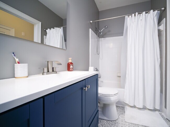 Building Photo - "Charming 3-Bedroom Condo with Cozy Fireplace - 1404 Sq Ft of Comfort in Prime NC Location!"