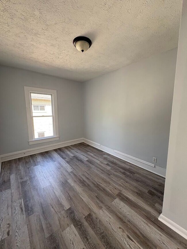 Building Photo - 656 Kling St