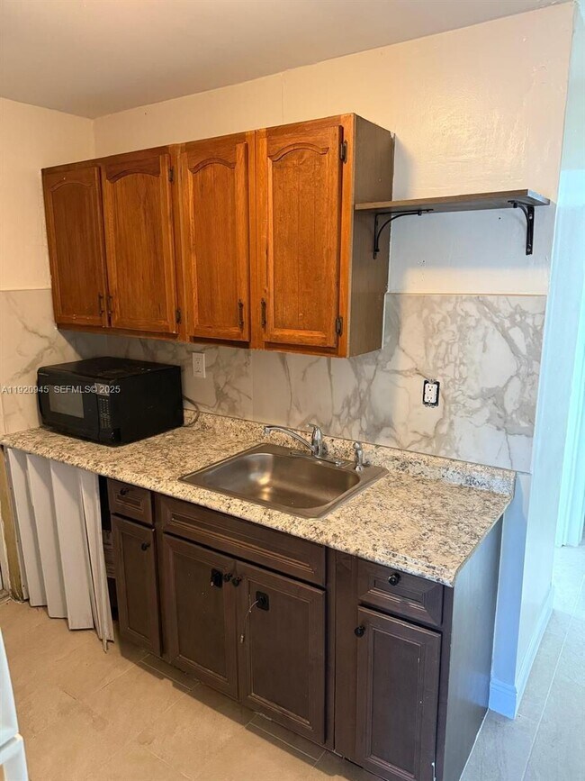 Building Photo - 631 NW 17th Ave