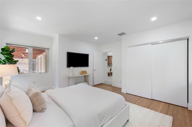 Building Photo - 5211 Granada Blvd