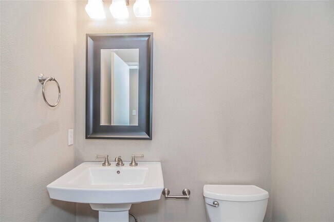 Building Photo - Amazing 2 Bed, 1.5 Bath- Half of Duplex Av...