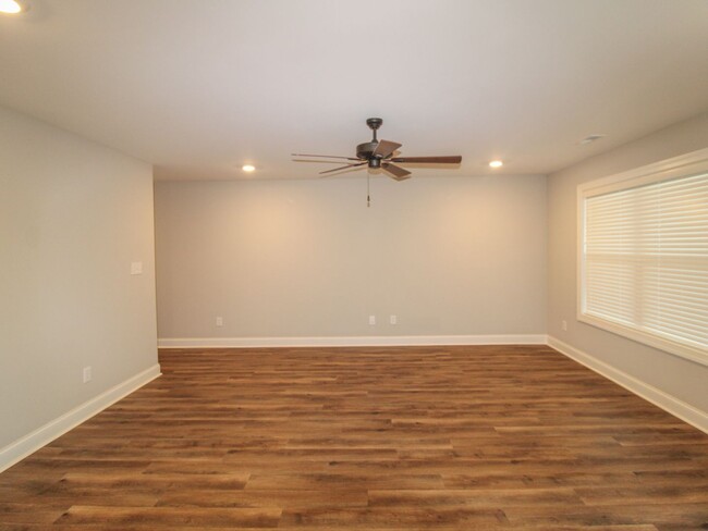 Building Photo - MOVE IN Special - 1st Month Rent FREE - Ca...