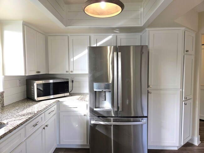 Building Photo - 1717 Needles Ln E