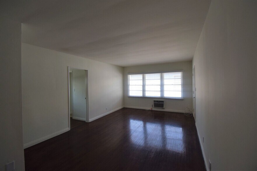 Building Photo - 11041 Moorpark St