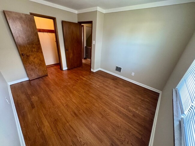 Building Photo - 2 Bedroom - Grandview Area