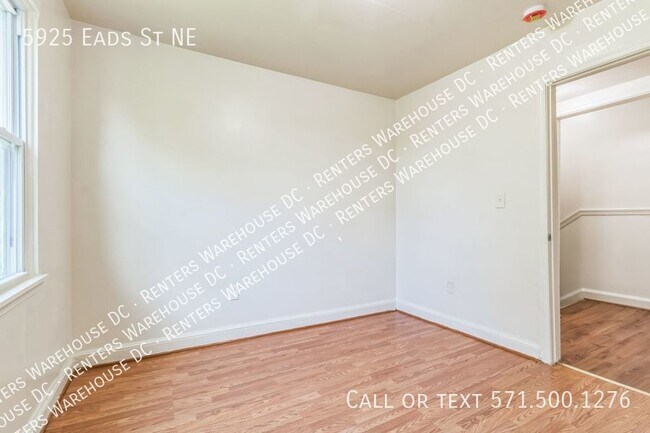 Building Photo - Charming 5Bd/2Bth Semi-Detached Brick Home...