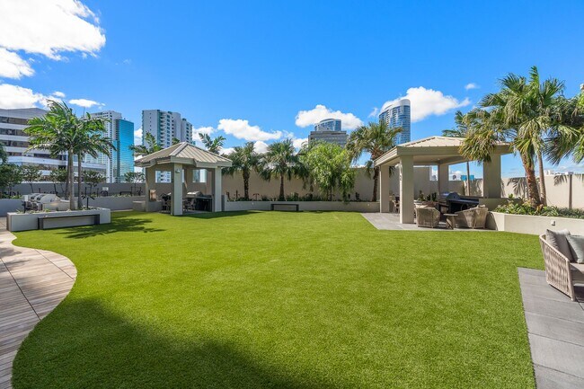 Building Photo - Sky Ala Moana West #2204 — 1BR/1BA/1PK — $...