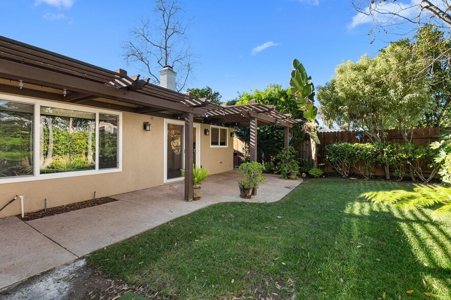 Building Photo - 5059 Via Calderon