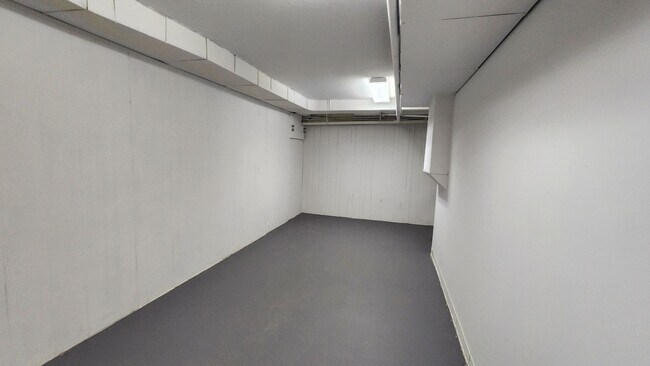 Building Photo - Earnshaw Estates 2